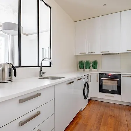 Stylish Flat 2 Bedr By Champs Elysees Lägenhet