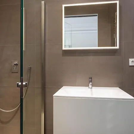 Champs Elysees Stylish Flat 2br 6ppl