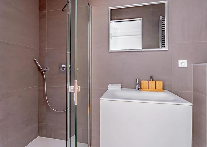 Champs Elysees Stylish Flat 2br 6ppl Апартаменты *
